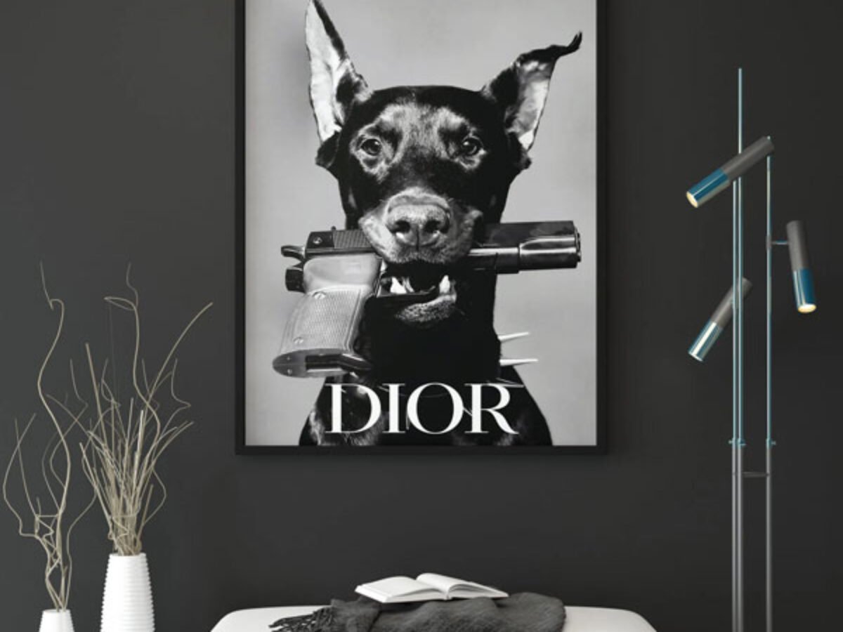 Dior DOBERMANとGunのArt　Panel　Art　Frame Dior Fashion Photography - Doberman with a gun - Κάντο Κορνίζα